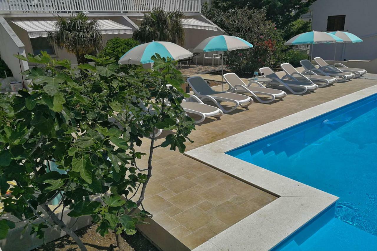 Beachfront Apartments Anita With Pool 卡尔卢巴格 外观 照片